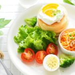 パンケーキと野菜サラダとキャロットラペ