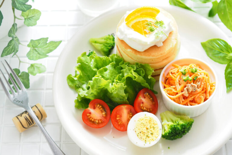 パンケーキと野菜サラダとキャロットラペ