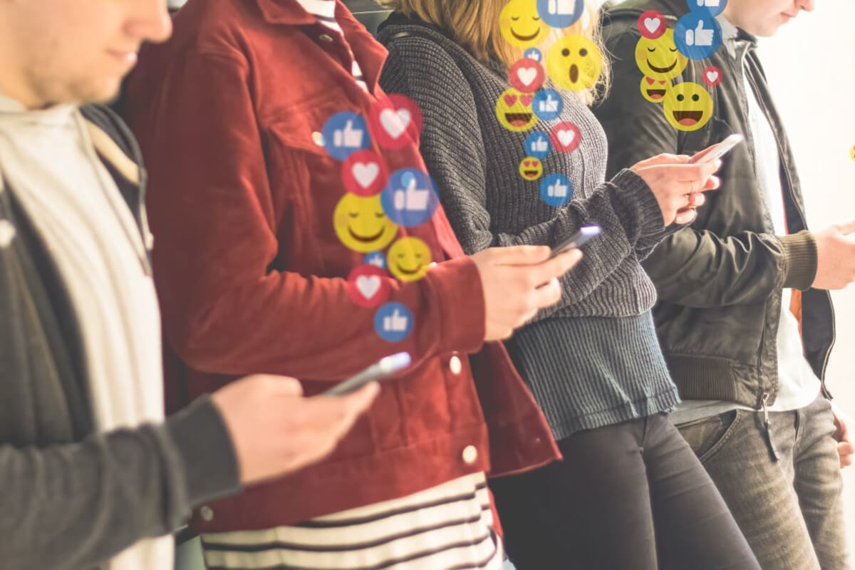 スマホを触る人