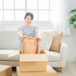 洋服を持つ女性