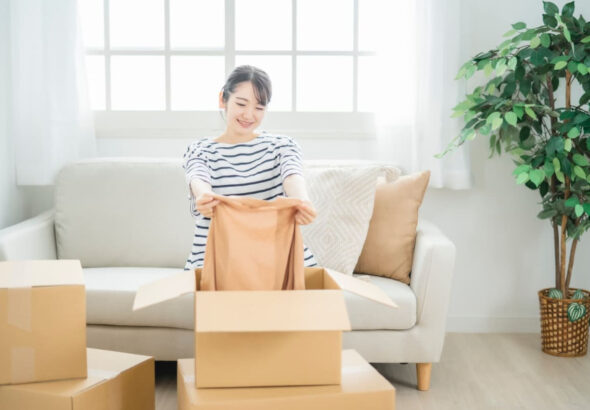 洋服を持つ女性