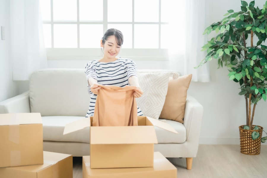 洋服を持つ女性